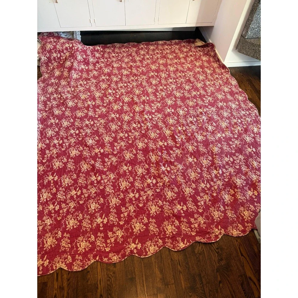 King quilt. Reversible Toile Cabbage roses